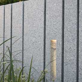 Granitmur designet af havearkitekt Tor Haddeland