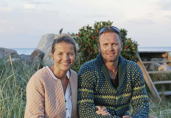 Christina Roslyng og Lars Christiansen ved sommerhuset i Juelsminde