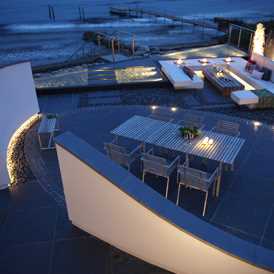 Terrasse med lounge ved kysten