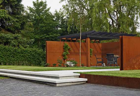 Espalier i cortenstål og sortolieret træ designet af havearkitekt Tor Haddeland