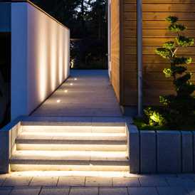 Lav granitmur og granittrappe med LED belysning
