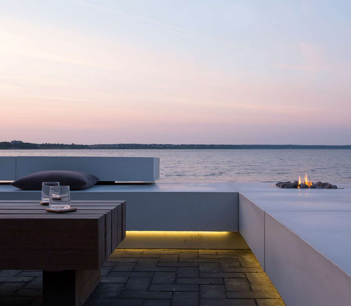 Lounge i solnedgangen med integreret baal