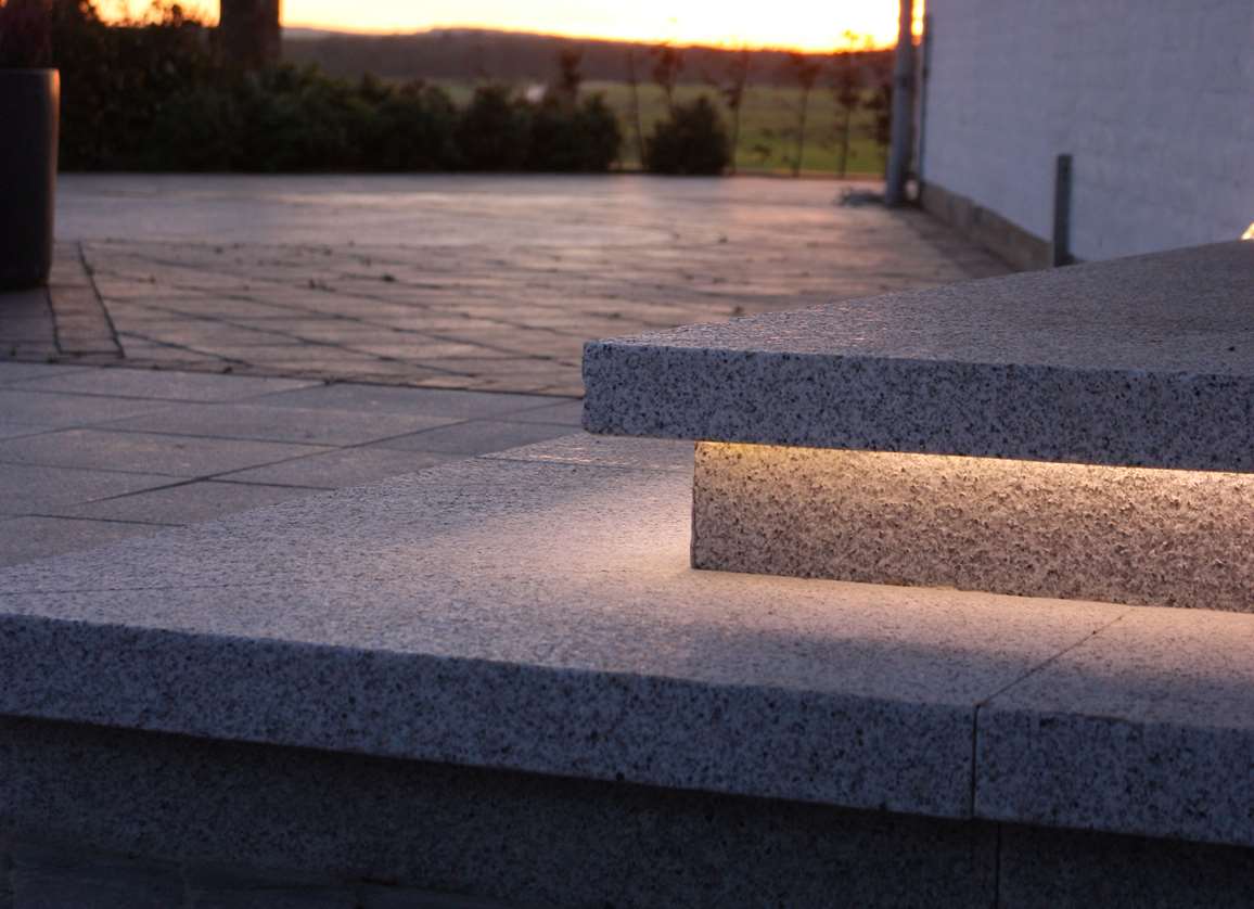 Granit trappe med LED belysning ved hoveddør