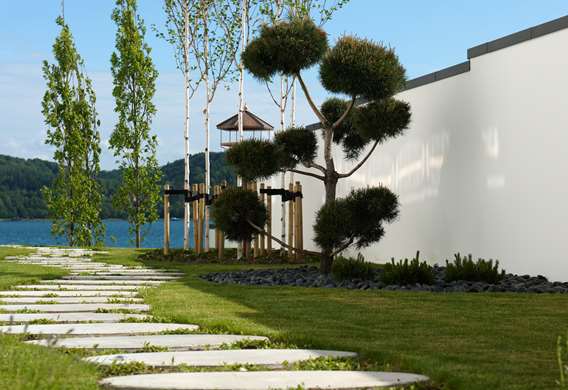 Ovale trædesten i beton designet af havearkitekt Tor Haddeland