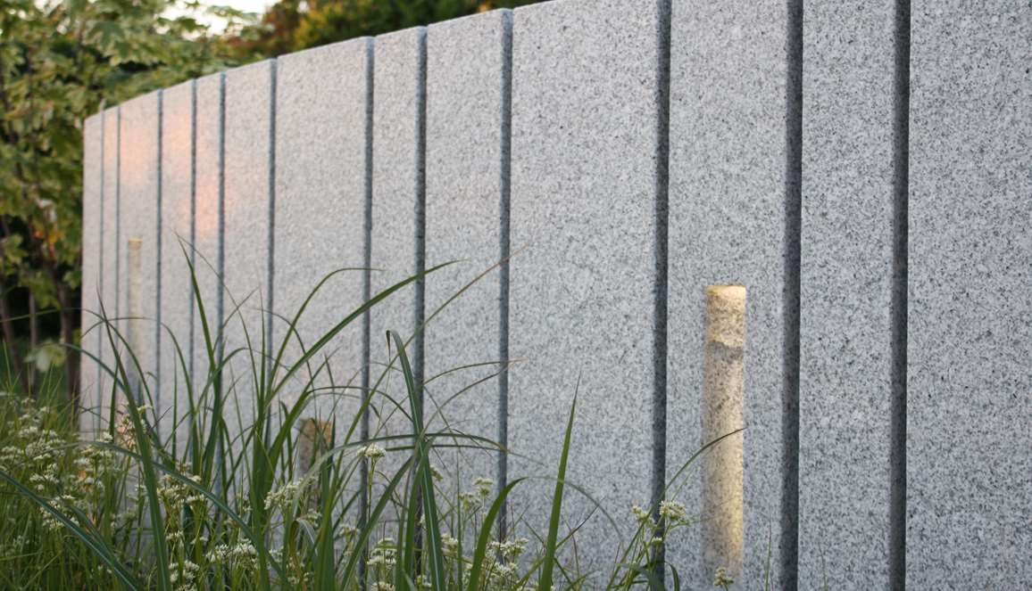 Granit mur som buer designet af havearkitekt Tor Haddeland