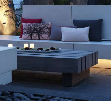 Udendoers loungemoebel og massivt bord designet af havearkitekt Tor Haddeland