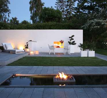 Spejlbassin på terrasse med granitplank tegnet af havearkitekt Tor Haddeland