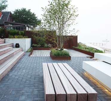 Terrasse i minimalistisk havedesign tegnet af havearkitekt Tor Haddeland
