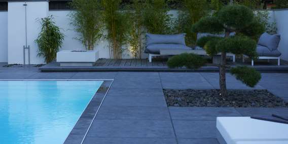Store formater på terrasse med pool
