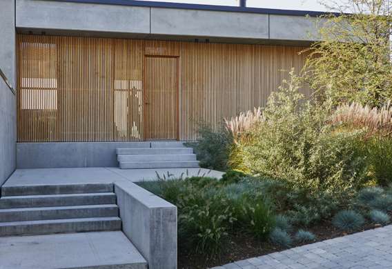 Havedesigner Tor Haddeland designer have med naturpræg til minimalistisk bolig