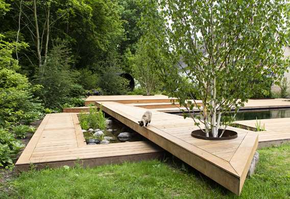 Naturpool med træterrasse designet af havearkitekt Tor Haddeland