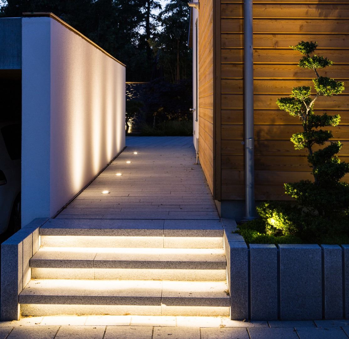 Trappe i granit med LED belysning om aftenen
