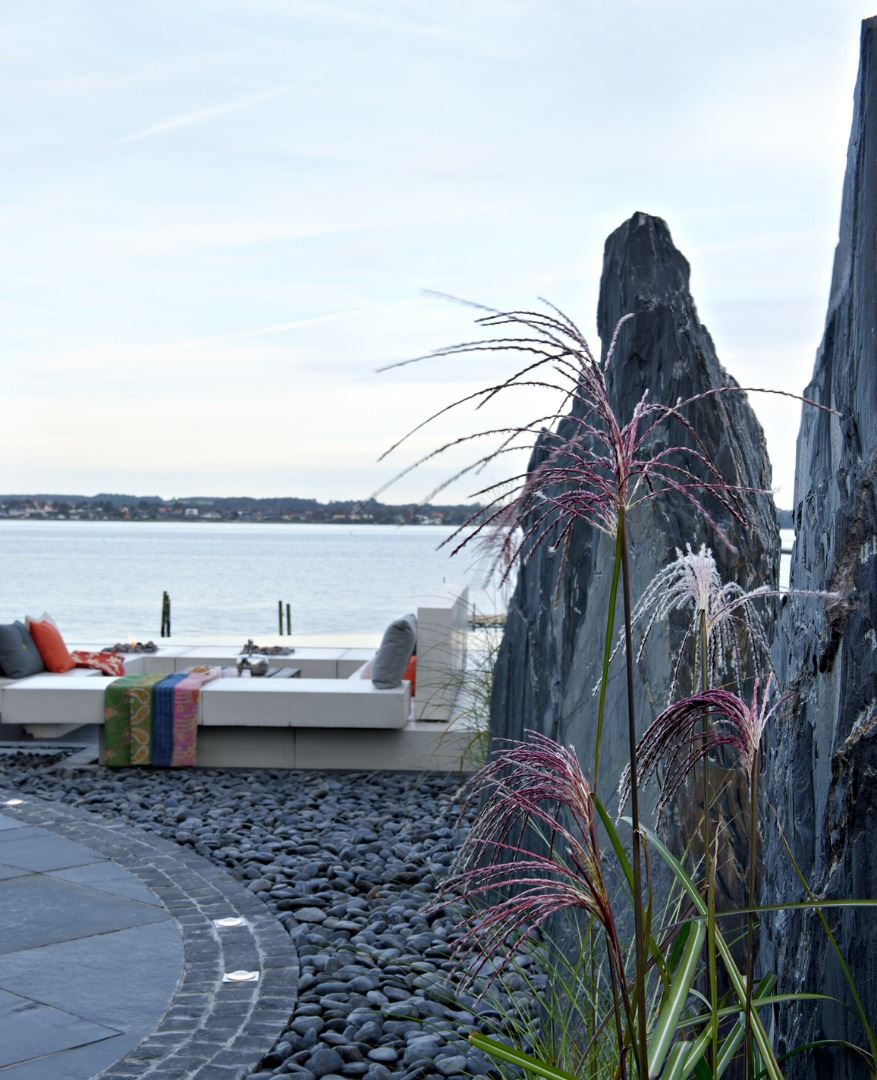 Skiferskulptur i have ved kysten designet af havearkitekt Tor Haddeland